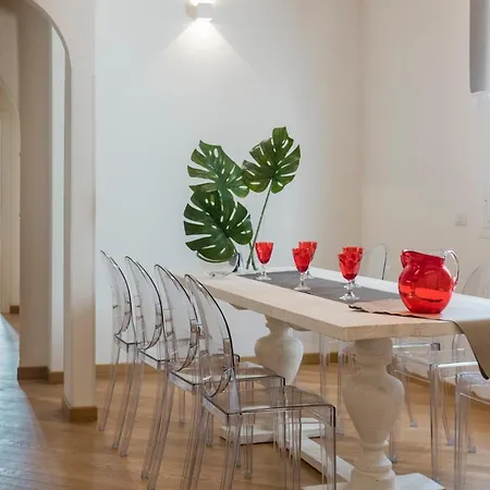 Downtown_blossom With Small Terrace Róma